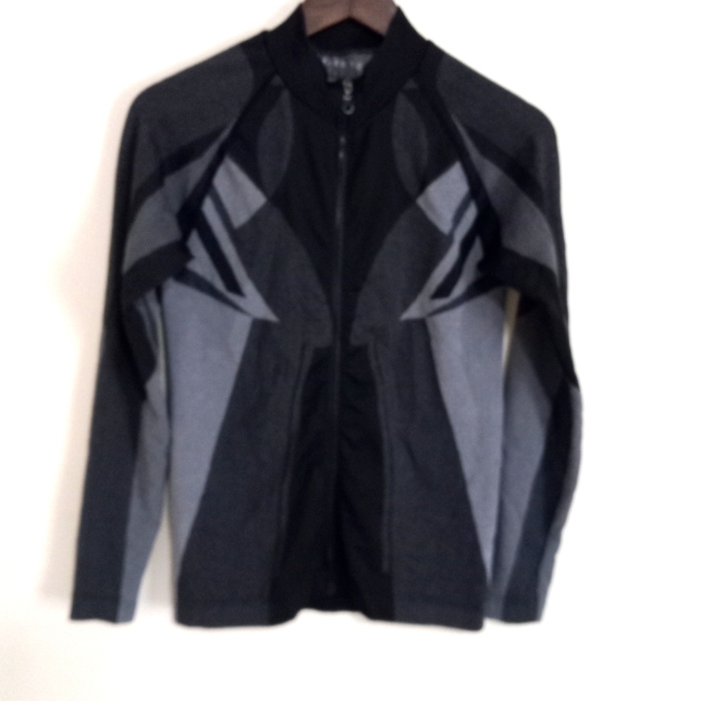 Kimberly C M Smart Running WarmUp Zip Front Top in Gray Black Geo Pattern